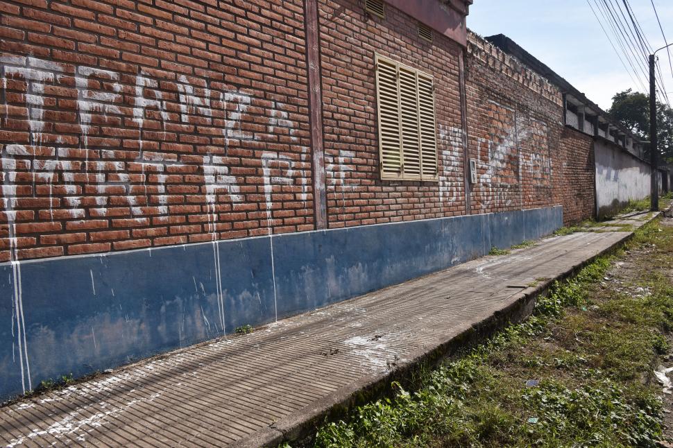 PROTESTA. Vecinos de El Cruce pintaron las paredes del club tras el crimen
