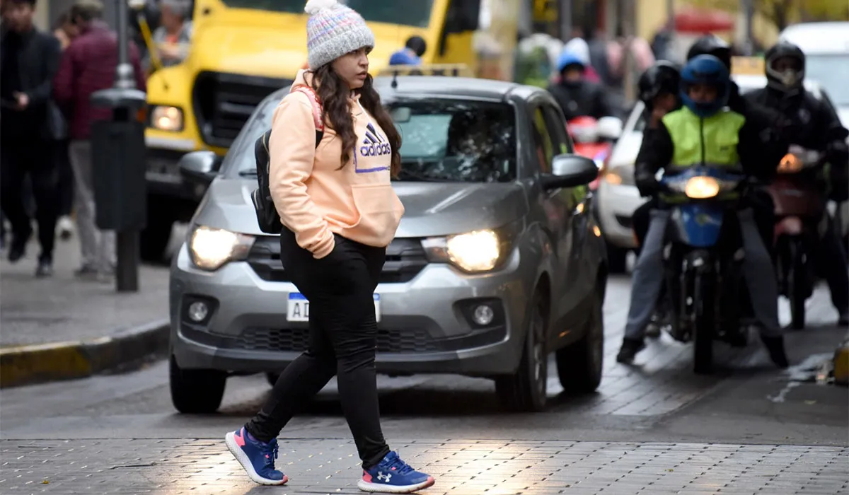 CON TODO. Los gorros, las bufandas y los guantes se volvieron el complemento necesario para afrontar las mañanas frías de Tucumán.