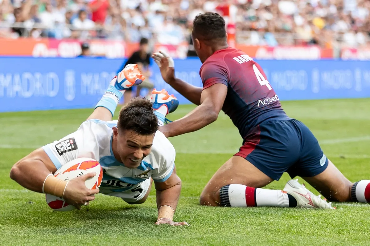 DEFINICIÓN. Agustín Fraga anota el último de los tries de los Pumas 7's sobre Gran Bretaña.