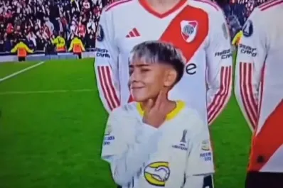 El gesto de un niño que llamó la atención en el partido de River: ¿qué es el “mewing”?