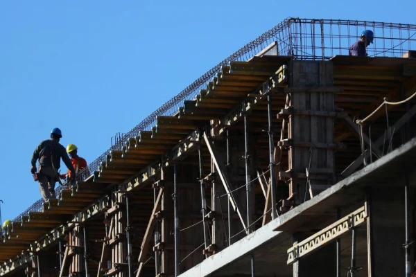 La venta de insumos para la construcción cayó casi un 30% en mayo