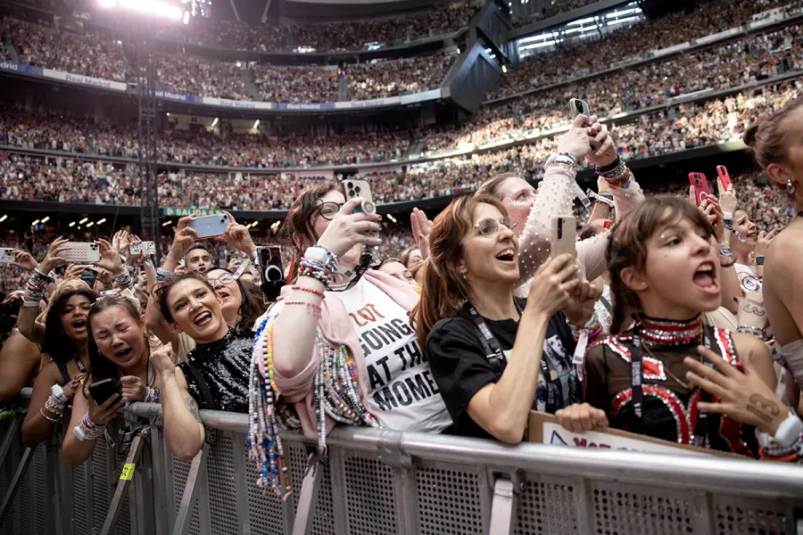 FUROR. Taylor Swift es la sensación de España. Agotó dos fechas el 29 y 30 de mayo en el estadio Santiago Bernabéu y reunió más de 140.000 admiradores. Además, su show sorprendió con algunas expresiones en castellano. Foto: El Periódico de España.