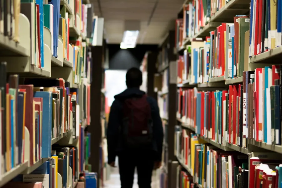 SE BUSCAN VOLUNTARIOS. Los estudiantes tienen la oportunidad de participar en la restauración del Archivo Histórico de la Facultad. UNSPLASH