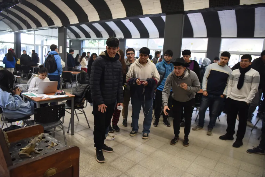 MÁS QUE UN COMEDOR. Los estudiantes de la UNT disfrutan de diversas actividades recreativas en los comedores de la facultad. Este miércoles se realizó un torneo de sapo en la sede del Centro Herrera./ Foto: Analía Jaramillo