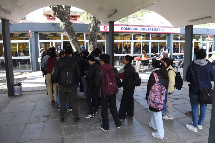 UN ÉXITO. Cientos de estudiantes hacen fila para almorzar el menú de día del miércoles temático. En esta oportunidad, los alumnos disfrutaron de una hamburgesa con papas fritas a un precio de sólo $ 1.000. / Foto: Analía Jaramillo.