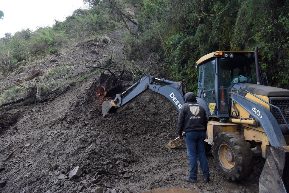 AYUDA. La DPV prestó una retroexcavadora, pero habría sido mejor usar otro tipo de maquinaria.