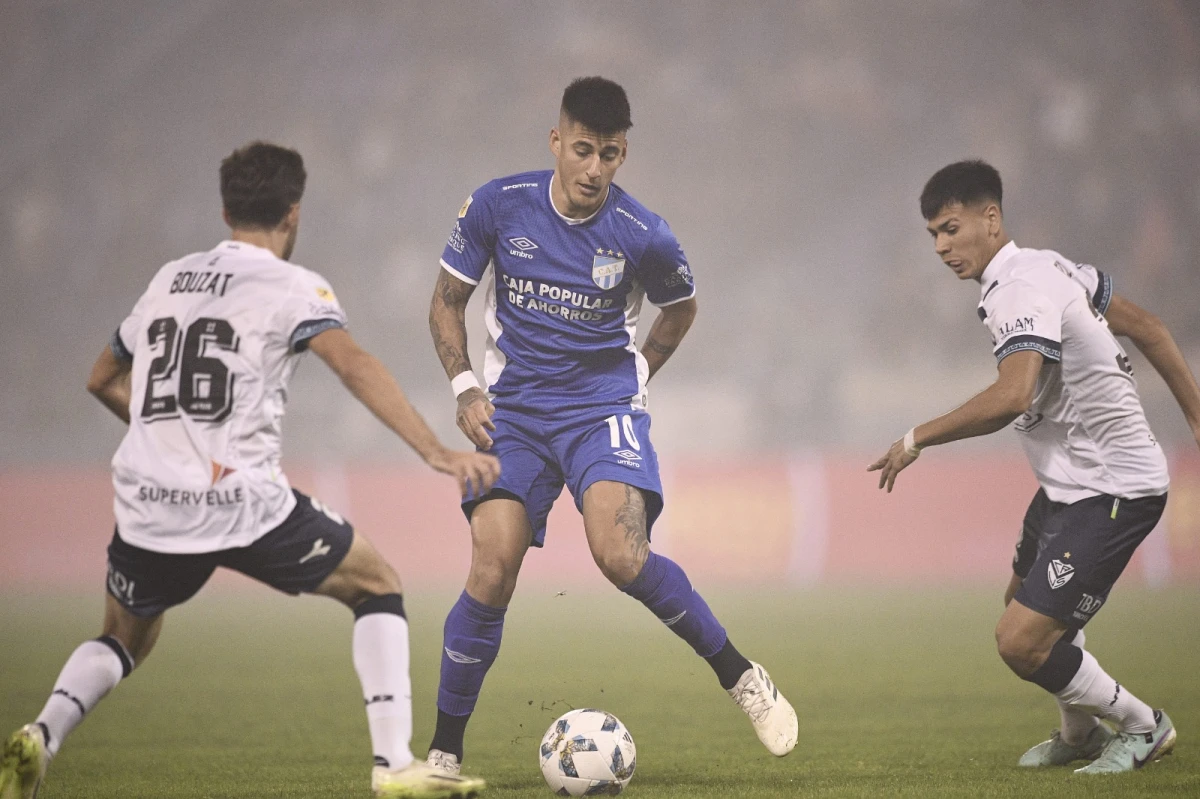 Atlético Tucumán resistió y sacó un punto de oro ante Vélez