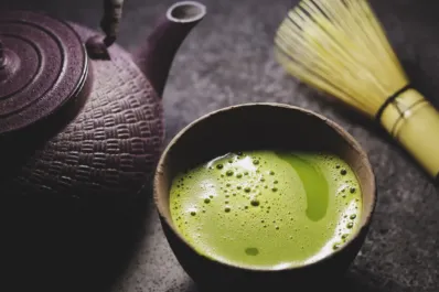 ¿Qué es el té matcha?: el polvo verde lleno de antioxidantes que puede incorporarse en infusiones y postres