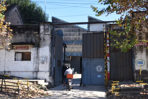 En los galpones de Tafí Viejo constataron que hay leche en polvo que vence en septiembre