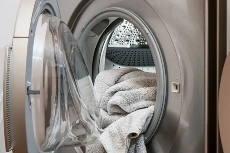 Lavarropa con la puerta abierta