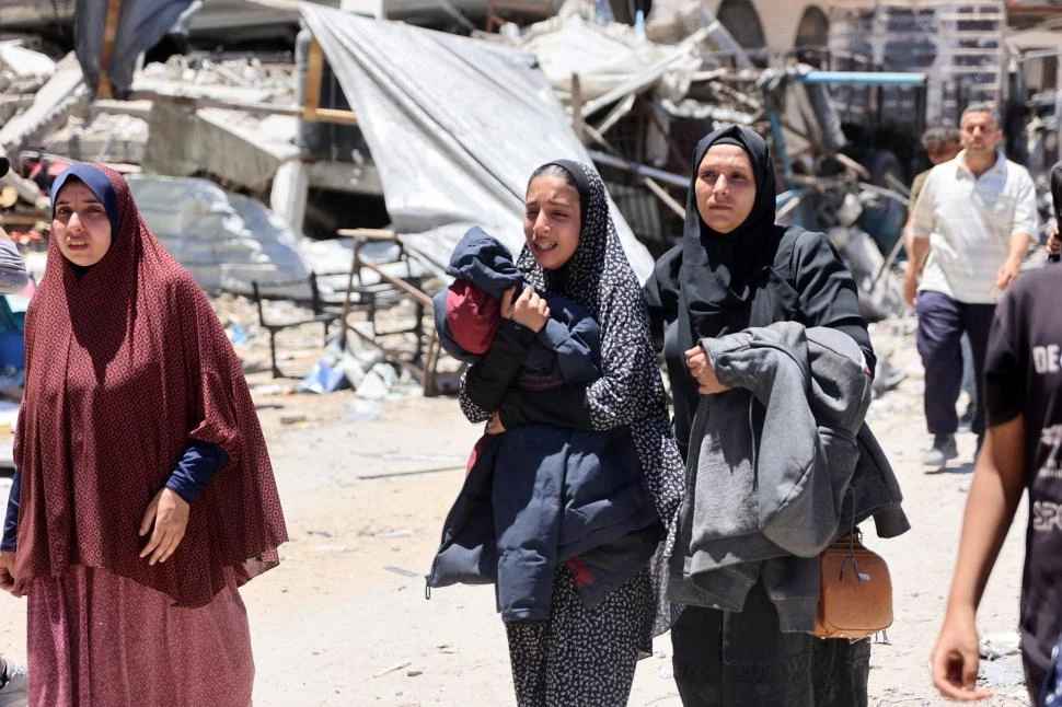 DEVASTACIÓN. Algunos residentes palestinos regresaron al campo de refugiados de Jabalia para recuperar algunas pertenencias, y sólo hallaron ruinas.  