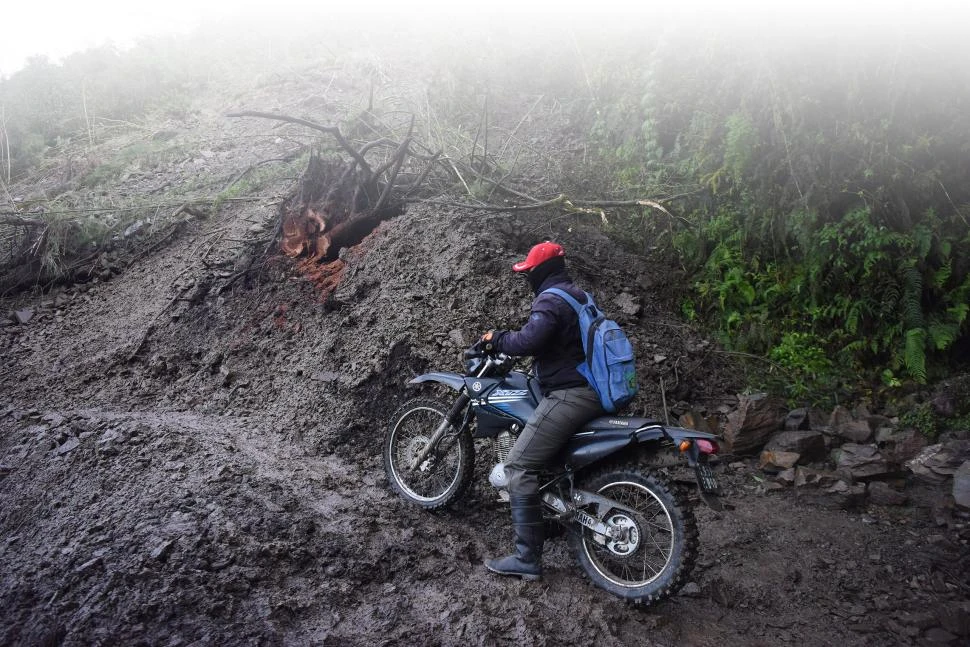 CON CUIDADO. El camino está abierto, pero todavía lleno de lodo: las motos deben circular despacio. 