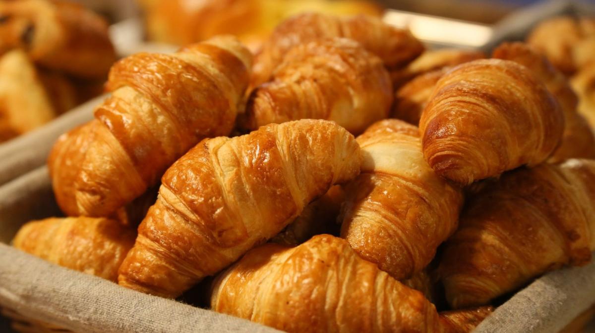 Medialunas, facturas y tortillas, los predilectos de los desayunos. 