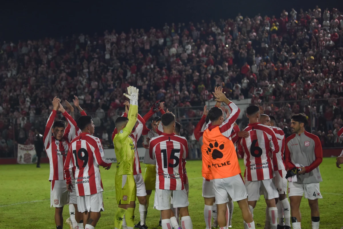 APOYO. Los hinchas aplaudieron al equipo cuando terminó el partido. FOTO DE DIEGO ARÁOZ.