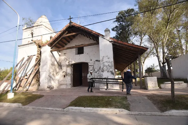Villa de Chicligasta: oyen misa en la calle porque la vieja capilla amenaza con derrumbarse