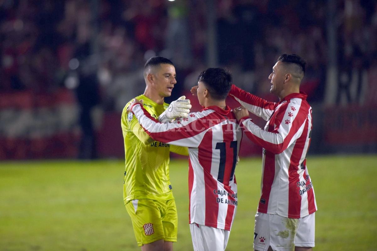 FELICITACIONES. Gonzalo Rodríguez y Lautaro Fedele saludan a Darío Sand, luego de haber superado el récord. Foto de Juan Pablo Sánchez Noli/LA GACETA. 