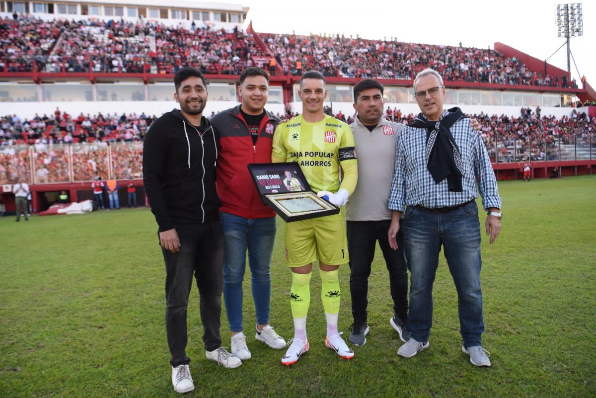 HOMENAJE. En la previa del partido, integrantes de la CD le entregaron una placa a Darío Sand. Foto de Juan Pablo Sánchez Noli/LA GACETA.