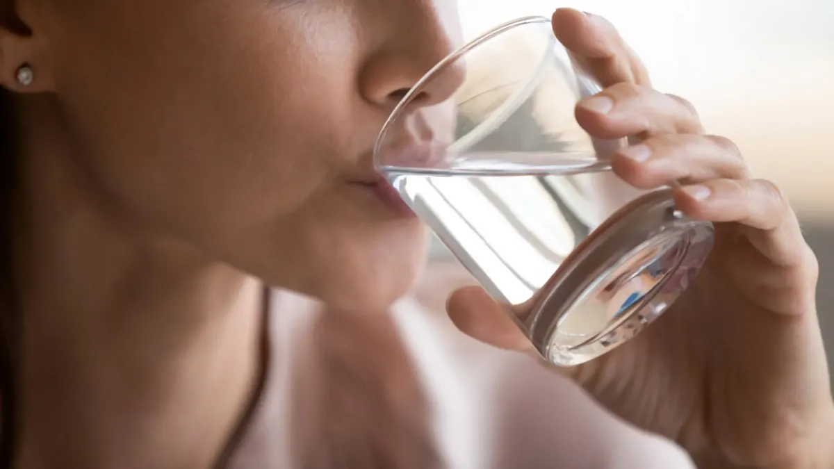 Tomar agua ¿antes o después de las comidas?