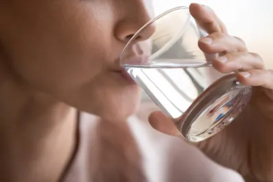 Tomar agua para bajar de peso: ¿antes o después de las comidas?