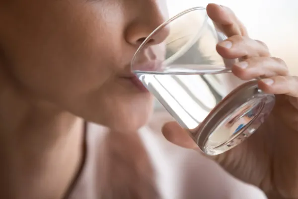 ¿El agua ayuda a bajar de peso? Cuándo tomarla para obtener mejores resultados
