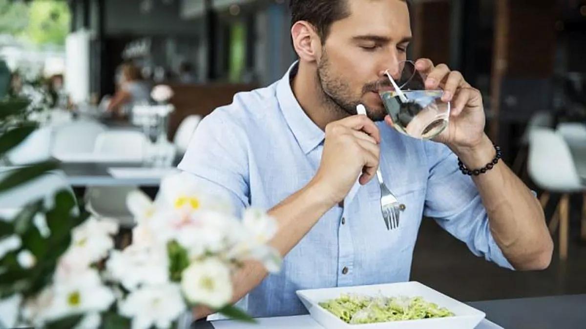 Agua después de comer, la mejor forma de digerir los alimentos.