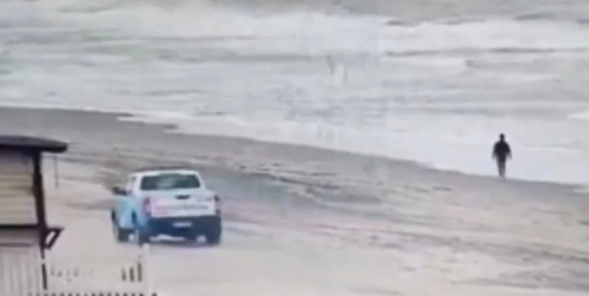 Un delincuente se metió al mar en Villa Gesell para escapar de la Policía