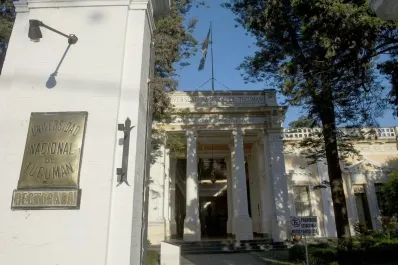 Tenemos escuelas preuniversitarias donde los estudiantes van a clase con colchas