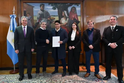 Luis Caputo felicitó al gobernador de Santa Cruz por cancelar un deuda tomada por Alicia Kirchner