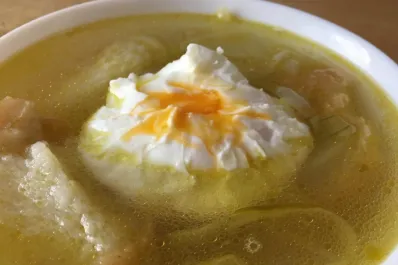 Sopa de huevo: fácil, económica y ayuda a bajara de peso