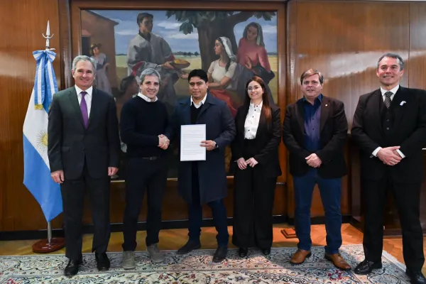 Luis Caputo felicitó al gobernador de Santa Cruz por cancelar un deuda tomada por Alicia Kirchner