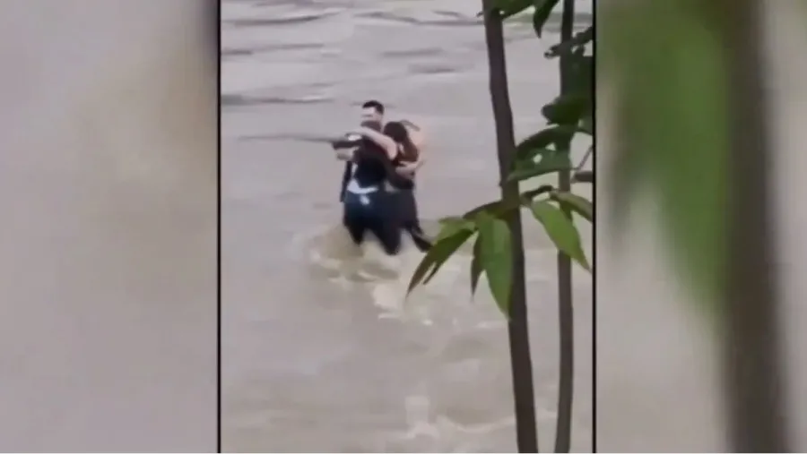 Tres amigos se abrazan tras morir ahogados por la crecida de un río en Italia