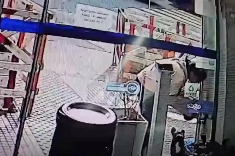 Video: dejó atado a su perro en la puerta de una farmacia y se lo robaron