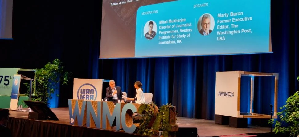 EN EL PANEL. Martin Baron conversa con Mitali Mukheriee sobre temas centrales para la práctica periodística de hoy.