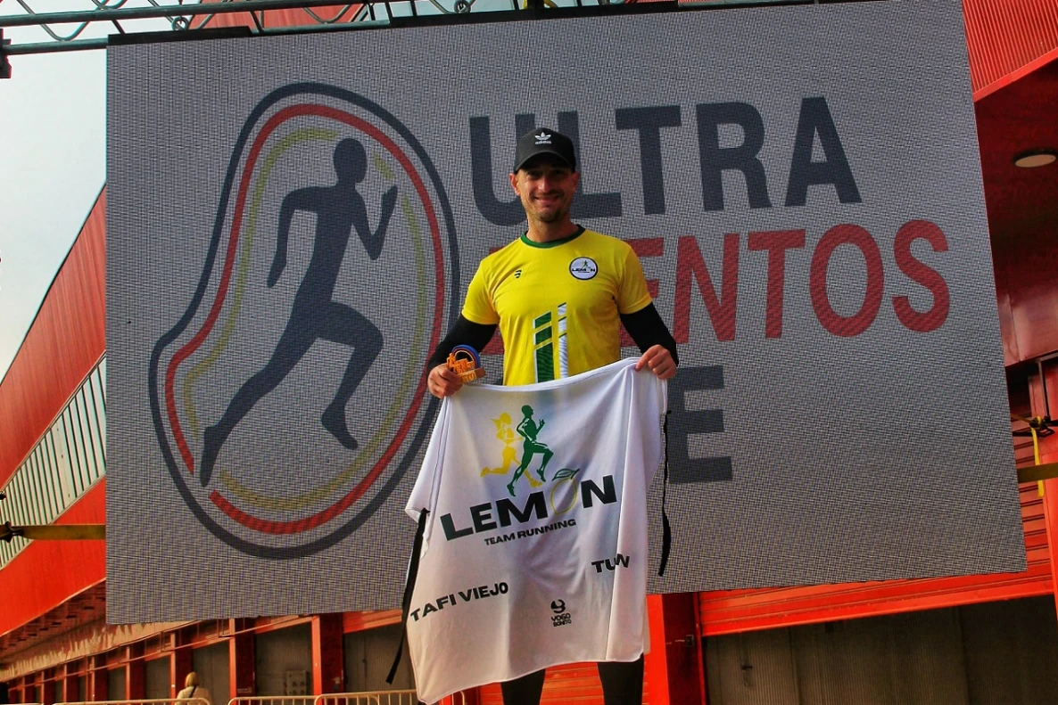 FELICIDAD TOTAL. Luciano López se coronó como el mejor de su categoría en la Ultramaratón de 24 horas de Las Termas.