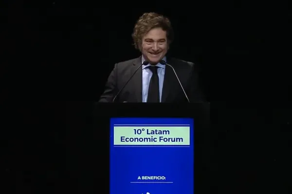 Milei anunció que renunciará a su jubilación de privilegio y arremetió contra la oposición