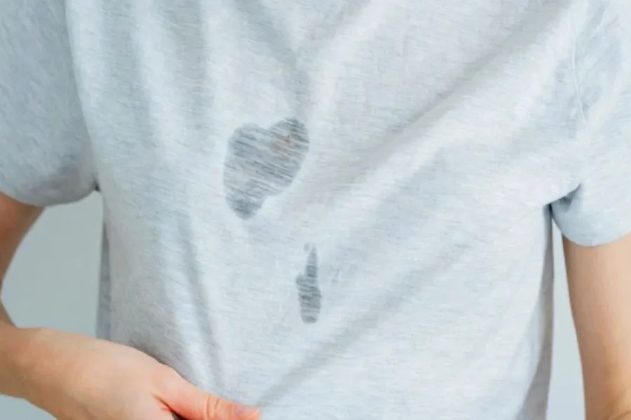 Eliminá las manchas de aceite de tu ropa con estos tres trucos profesionales