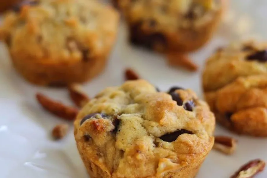 Muffins de avena, banana y chocolate para calmar los antojos dulces. 