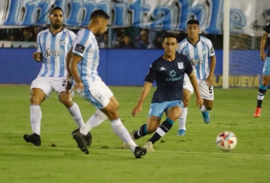 Hay que nacionalizarlo, el defensor de Atlético Tucumán que piden para la selección de Colombia