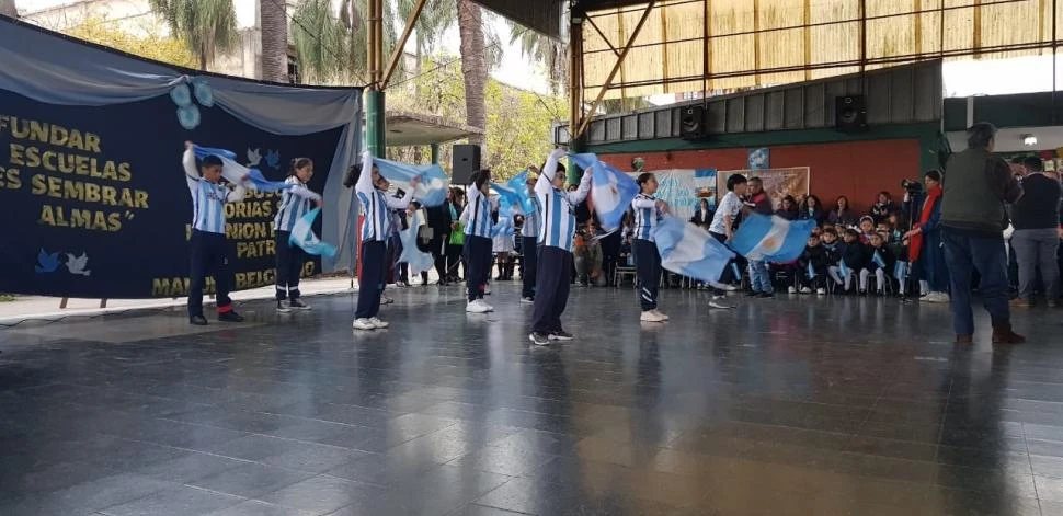 INAUGURACIÓN. El acto contó la activa participación de los alumnos, que recordaron a Belgrano y la bandera.