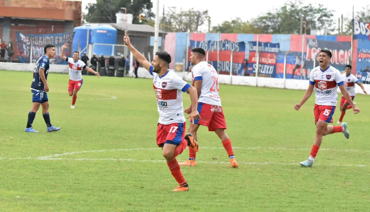 EN ALZA. Franco Torres festeja su gol a Quilmes. Desde la llegada de Marcelo Vázquez, Güemes está invicto jugando en su cancha.
