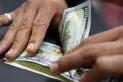 El BCRA dejó caer el dólar mayorista por primera vez desde diciembre