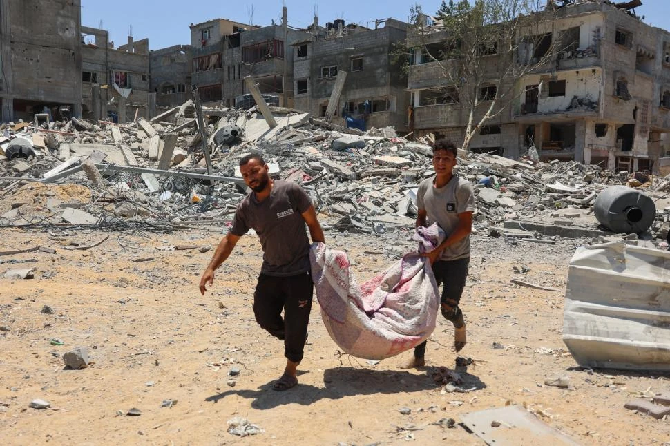 TRASLADO. Los cuerpos de palestinos hallados entre los escombros. 