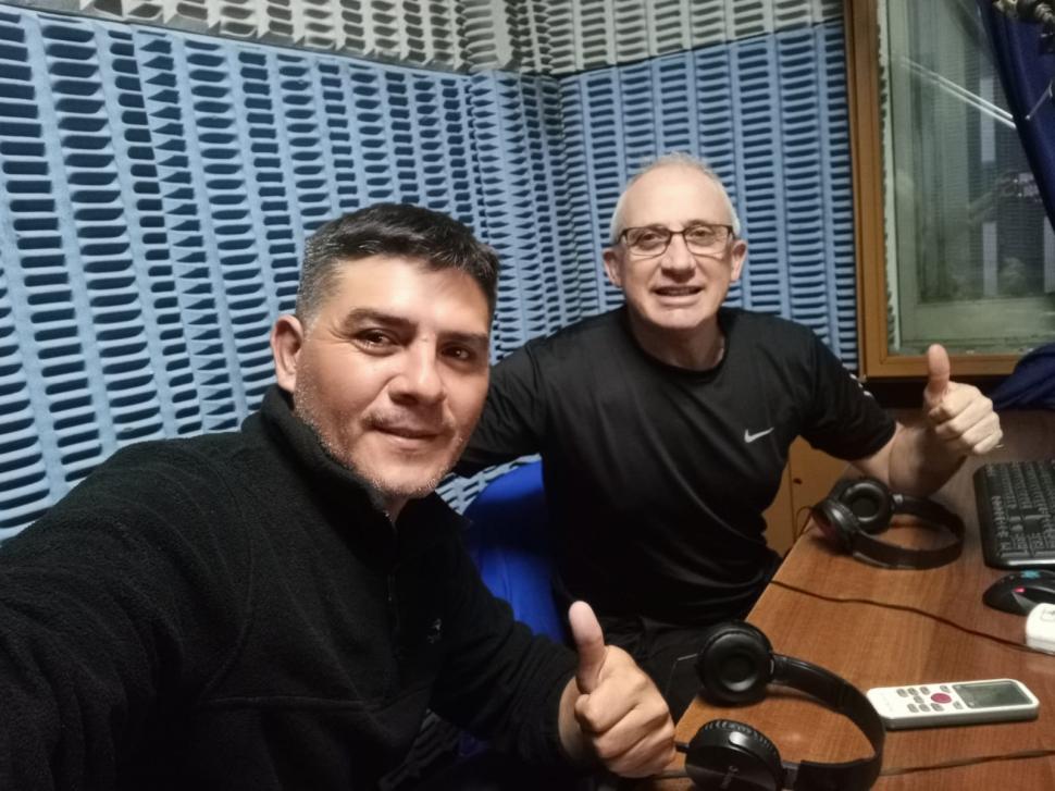 EN SU NUEVA CASA. Daniel Bini (derecha) en los estudios de Antena Ocho, donde lleva adelante su tarea periodística, posa junto a uno de sus compañeros.