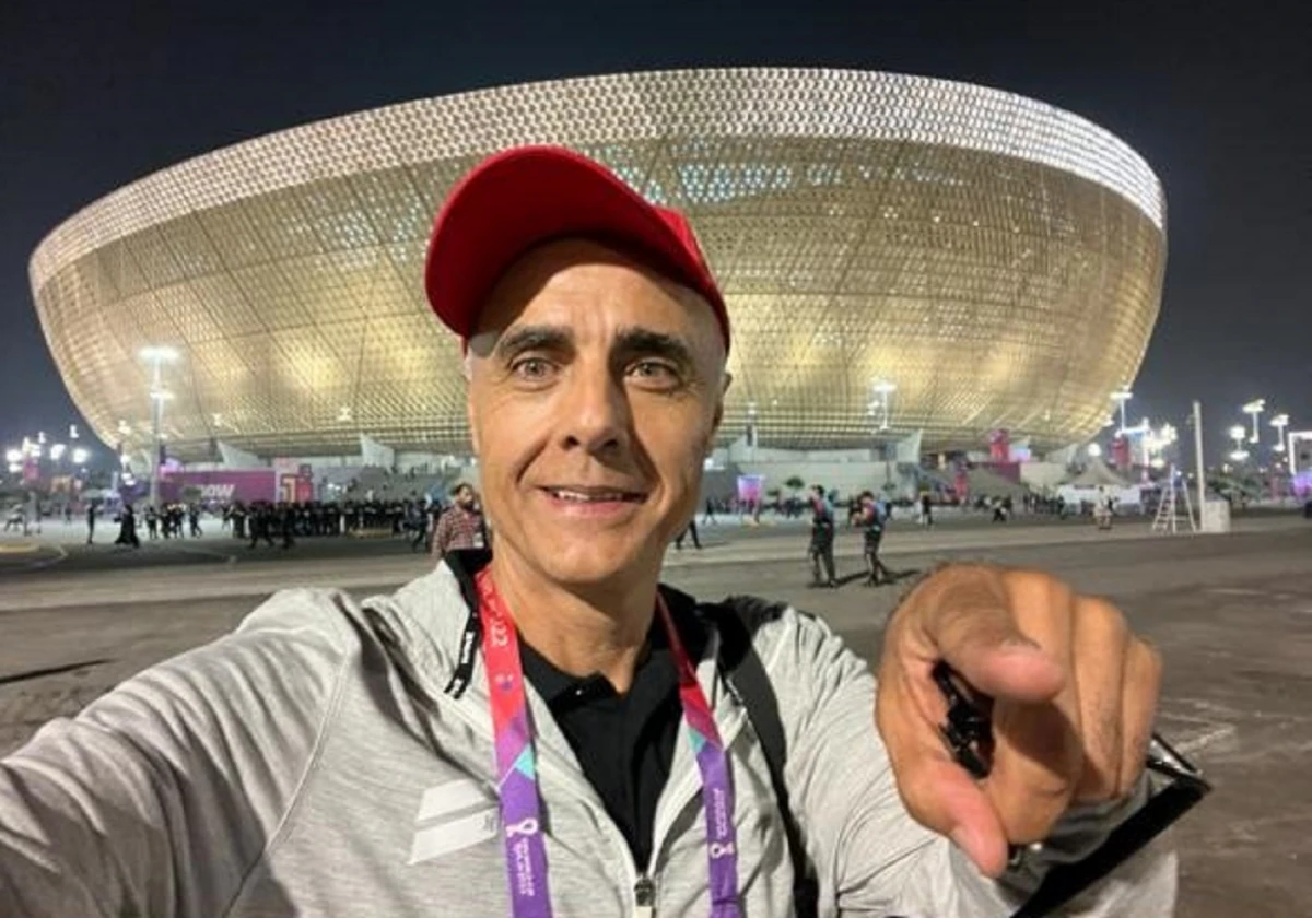 RADIANTE. Eric Ginel durante la cobertura del Mundial de Qatar, en 2022.