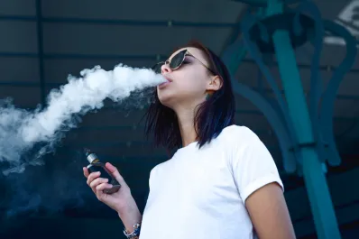A pesar de sus riesgos, los jóvenes siguen eligiendo el cigarro electrónico