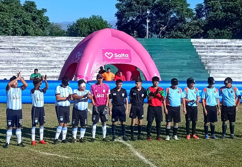 En Atlético Tucumán rompen las barreras con su equipo de fútbol para ciegos