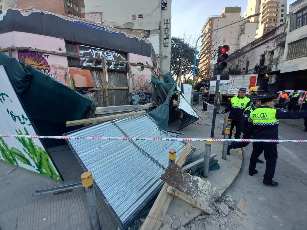 DERRUMBE. La Policía despeja la zona donde se produjo el hecho. LA GACETA/FOTO DE ANALÍA JARAMILLO