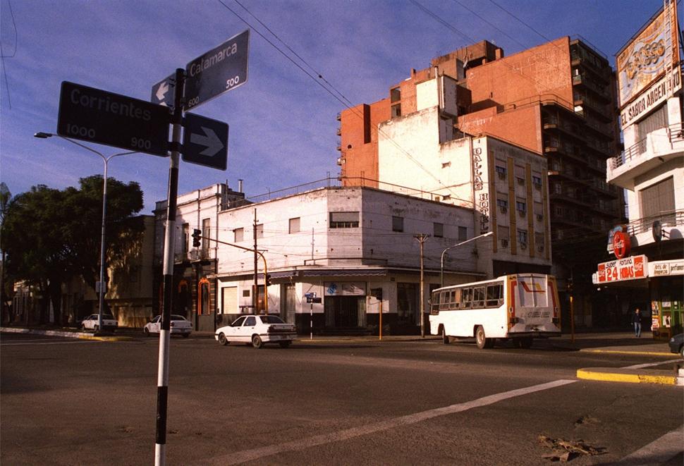 ANTES DE LA OBRA. Así lucía el edificio ubicado en la esquina de las calles Corrientes y Catamarca en una foto tomada del archivo de LA GACETA.