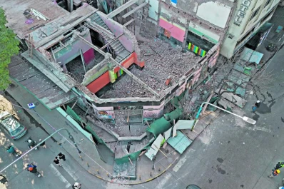 Reanudan los trabajos en la esquina de Catamarca y Corrientes tras el derrumbe de un edificio