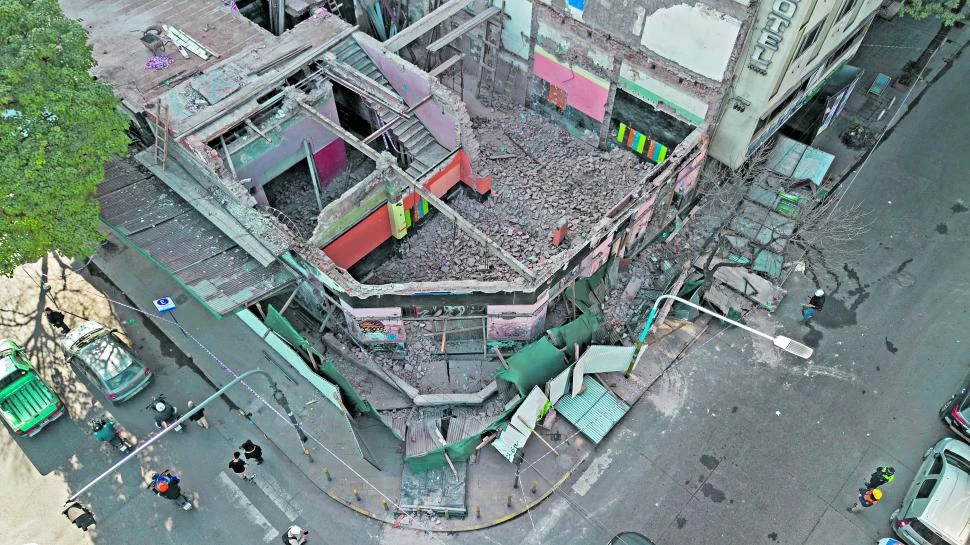 ESCOMBROS. El emblemático edificio atravesaba una obra de demolición cuando sufrió el derrumbe.  LA GACETA / Matías Vieito